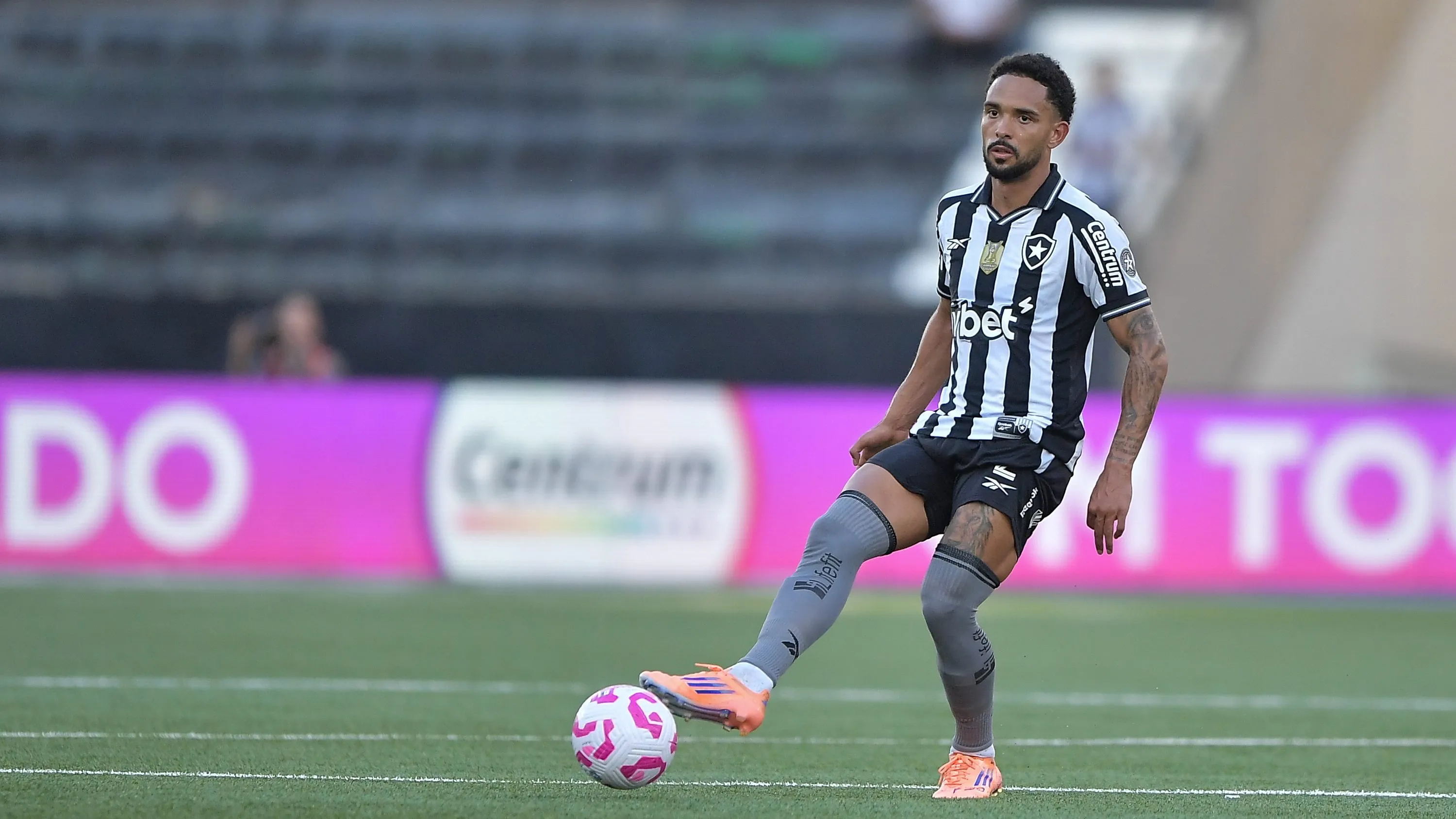 Vitinho é desejado pelo Galo - Foto: Thiago Ribeiro/AGIF.