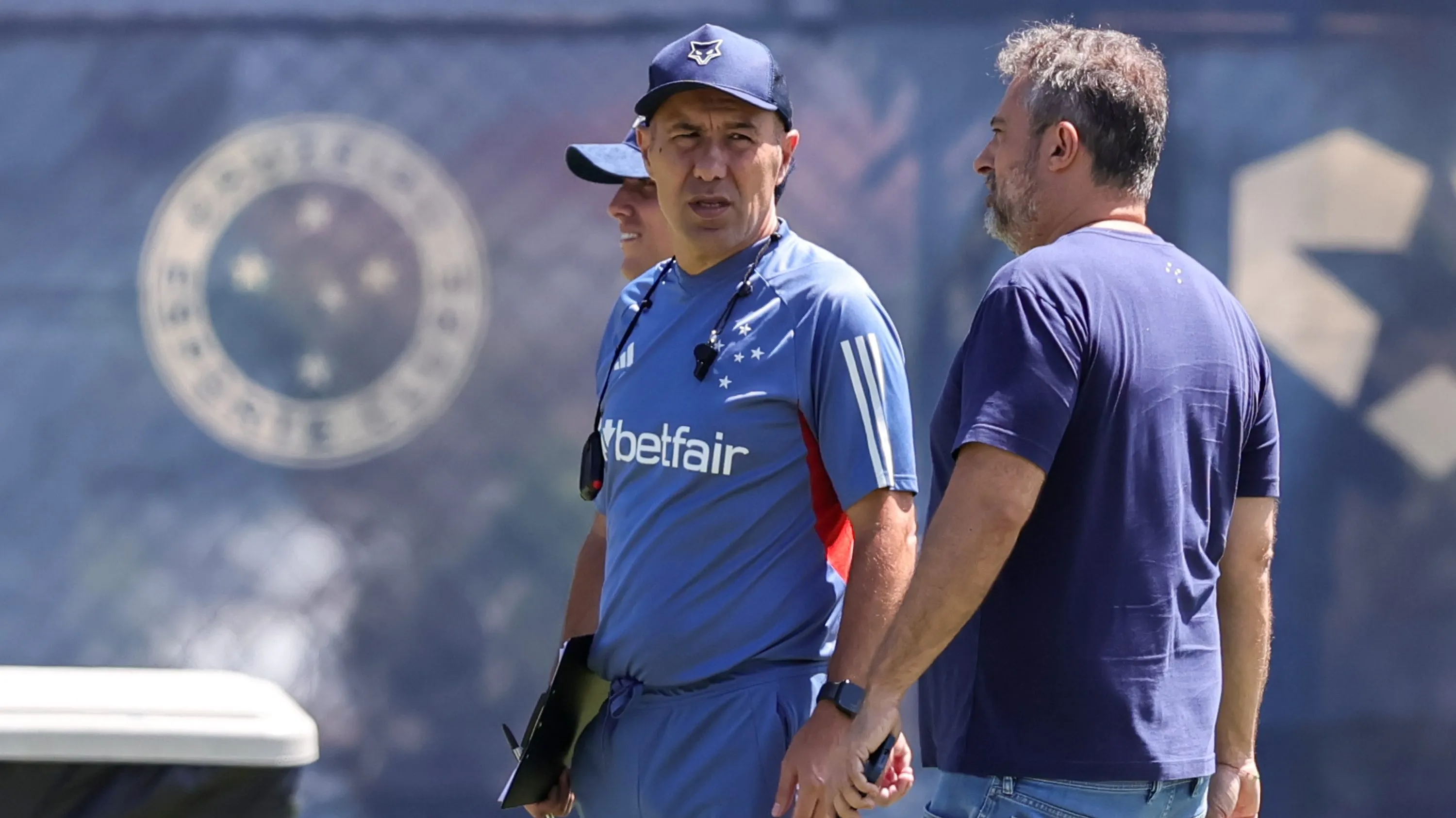 Leonardo Jardim ex-técnico do Cruzeiro com Alexandre Mattos e Paulo Pelaipe durante treino no Centro de Treinamento CT Toca II. Foto: Gilson Lobo/AGIF