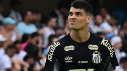 SP - SANTOS - 07/12/2025 - BRASILEIRO A 2025, SANTOS X CRUZEIRO - Gabriel Brazao goleiro do Santos durante partida contra o Cruzeiro no estadio Vila Belmiro pelo campeonato Brasileiro A 2025. Foto: Jota Erre/AGIF