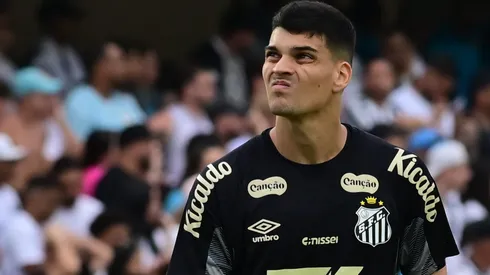 SP - SANTOS - 07/12/2025 - BRASILEIRO A 2025, SANTOS X CRUZEIRO - Gabriel Brazao goleiro do Santos durante partida contra o Cruzeiro no estadio Vila Belmiro pelo campeonato Brasileiro A 2025. Foto: Jota Erre/AGIF