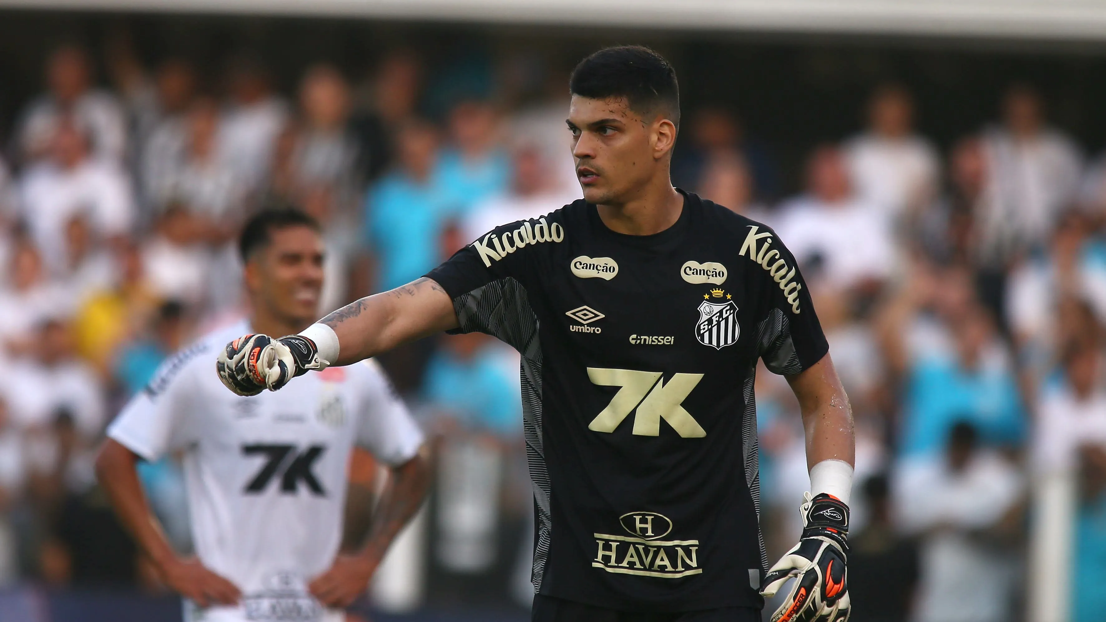 SP – SANTOS – 07/12/2025 – BRASILEIRO A 2025, SANTOS X CRUZEIRO – Gabriel Brazao goleiro do Santos durante partida contra o Cruzeiro no estadio Vila Belmiro pelo campeonato Brasileiro A 2025. Foto: Mauricio De Souza/AGIF