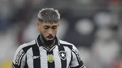 RJ - RIO DE JANEIRO - 16/07/2025 - BRASILEIRO A 2025, BOTAFOGO X VITORIA - Alexander Barboza jogador do Botafogo durante partida contra o Vitoria no estadio Engenhao pelo campeonato Brasileiro A 2025.