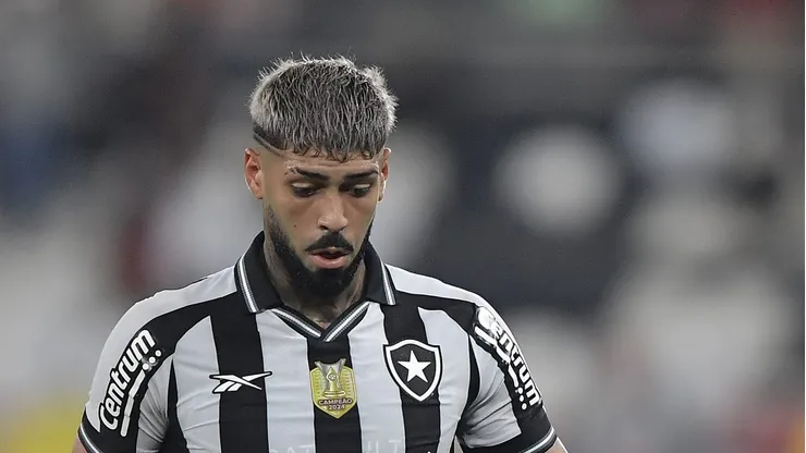 RJ - RIO DE JANEIRO - 16/07/2025 - BRASILEIRO A 2025, BOTAFOGO X VITORIA - Alexander Barboza jogador do Botafogo durante partida contra o Vitoria no estadio Engenhao pelo campeonato Brasileiro A 2025.