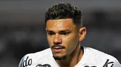 Tiquinho Soares em campo com a camisa do Peixe.