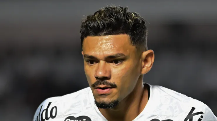 Tiquinho Soares em campo com a camisa do Peixe.