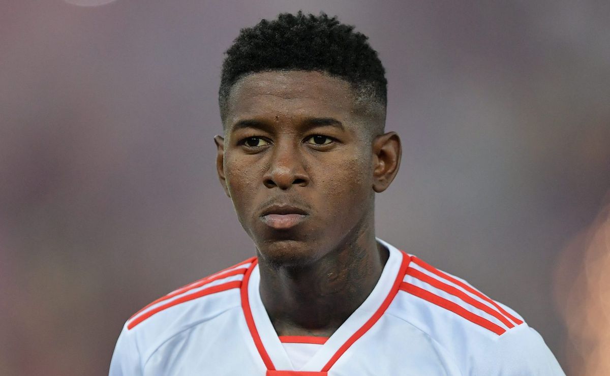 Vitão evita polêmica em questão salarial com o Internacional: “Não posso vir e falar mal”