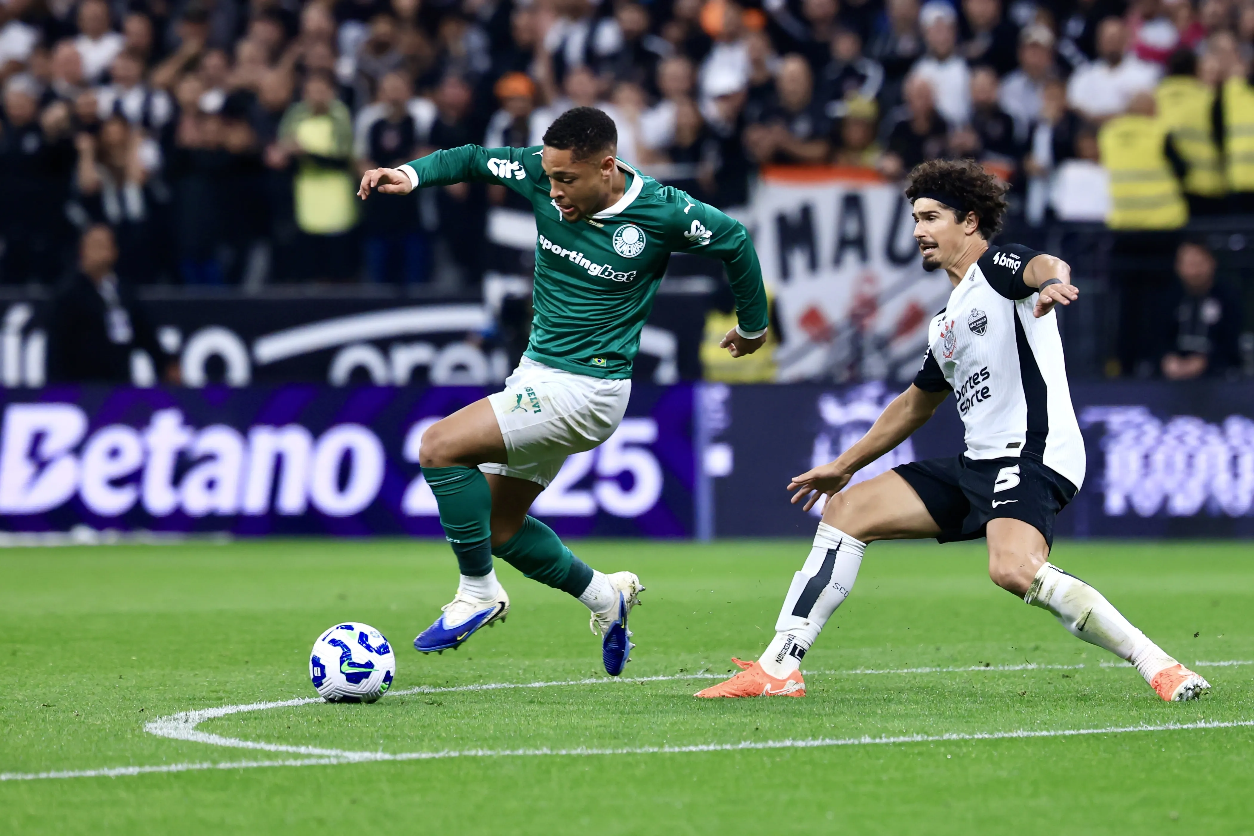 SP – SAO PAULO – 31/08/2025 – BRASILEIRO A 2025, CORINTHIANS X PALMEIRAS – Andre Ramalho jogador do Corinthians disputa lance com Vitor Roque jogador do Palmeiras durante partida no estadio Arena Corinthians pelo campeonato Brasileiro A 2025. Foto: Marcello Zambrana/AGIF