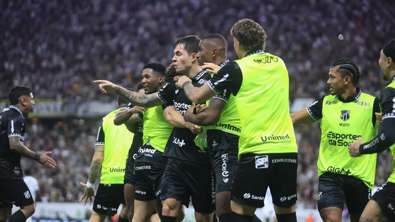 CE – FORTALEZA – 29/11/2025 – BRASILEIRO A 2025, CEARA X CRUZEIRO – Zanocelo jogador do Ceara comemora seu gol durante partida contra o Cruzeiro no estadio Arena Castelao pelo campeonato Brasileiro A 2025. Foto: Lucas Emanuel/AGIF