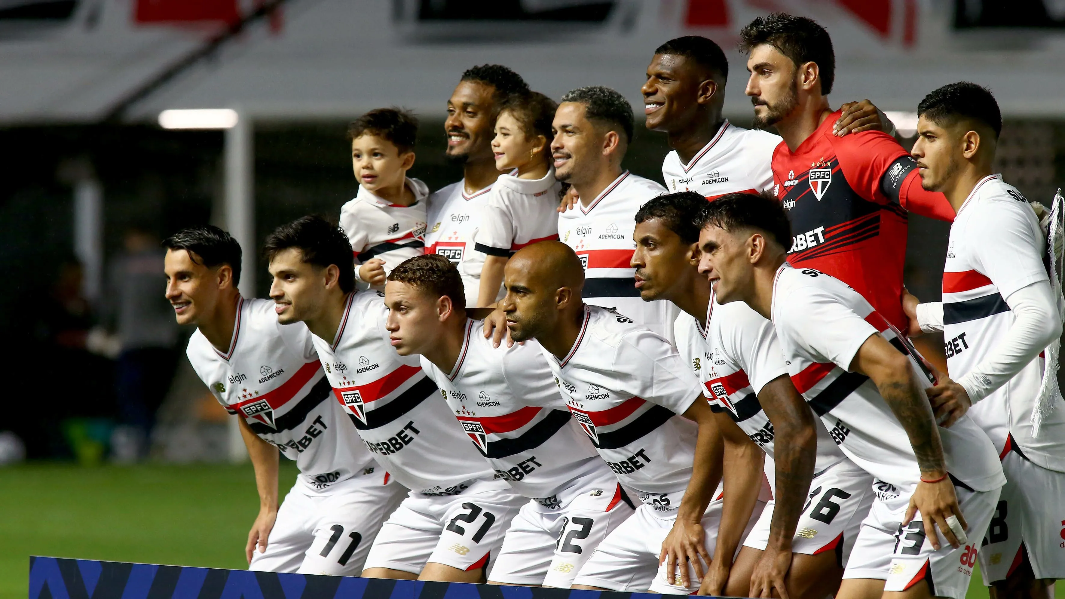 Jogadores do Sao Paulo posam para foto antes na partida contra Bragantino no estadio Vila Belmiro pelo campeonato Brasileiro A 2025. Foto: Mauricio De Souza/AGIF