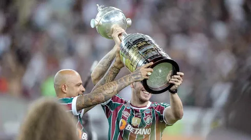 BA - SALVADOR - 27/12/2023 - ARQUIVO BRASILEIRO 2023 - Felipe Melo e Nino jogadores do Fluminense exibem taca da Libertadores no Maracana em foto de arquivo pelo Campeonato Brasileiro 2023 .Foto: Jhony Pinho/AGIF