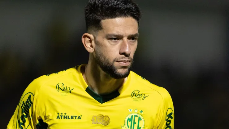Jemmes chega para reorganizar a defesa e atender exigência tática do Fluminense — FotoJoisel AmaralAGIF