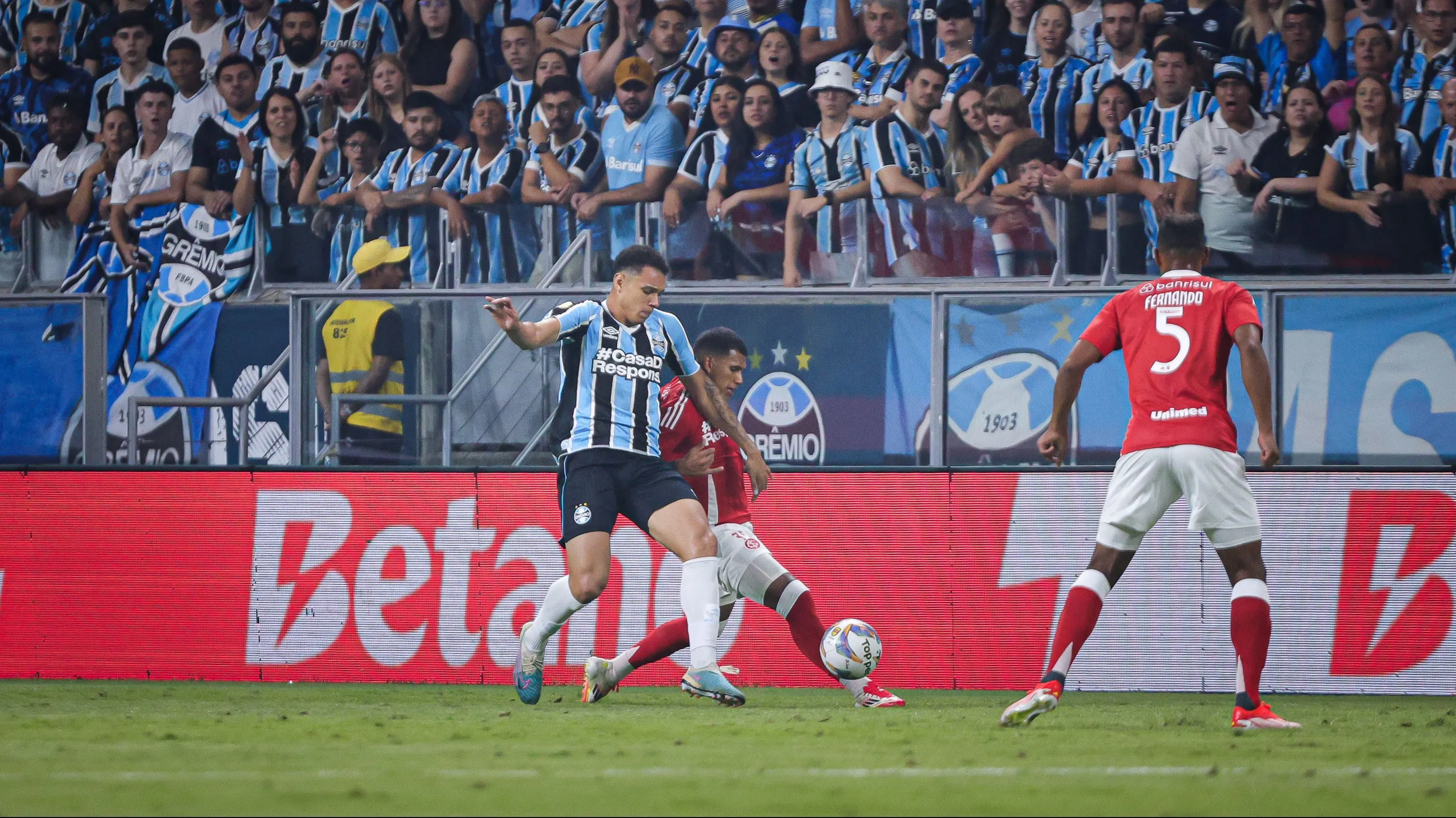 Viery em ação pelo Imortal. O zagueiro ganhou espaço com Luís Castro – Foto: Maxi Franzoi/AGIF