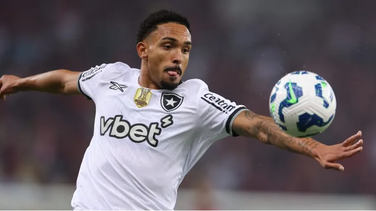Lateral tem o futuro incerto - Foto: Lucas Figueiredo/Getty Images.