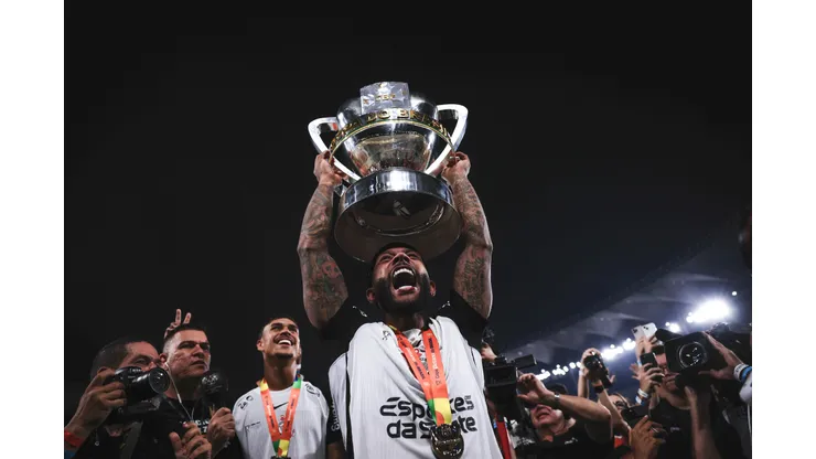 RJ - RIO DE JANEIRO - 21/12/2025 - COPA DO BRASIL 2025, VASCO X CORINTHIANS - Memphis Depay jogador do Corinthians levanta a taca de campeao durante cerimonia de premiacao ao final da partida contra o Vasco no estadio Maracana pela decisao do campeonato Copa Do Brasil 2025. Foto: Ettore Chiereguini/AGIF