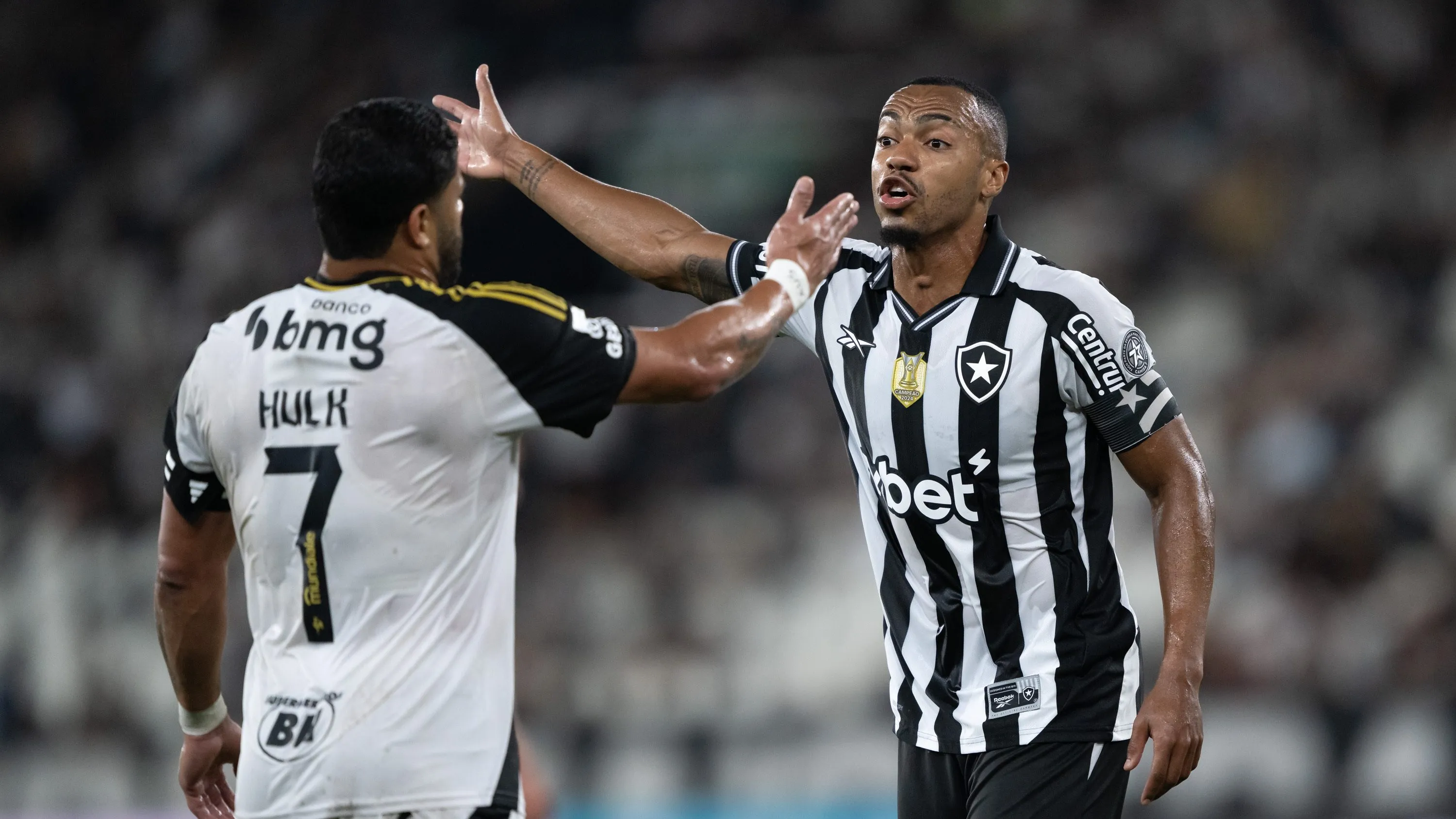 Marlon Freitas jogador do Botafogo discute com jogador Hulk do Atletico-MG durante partida no estadio Engenhao pelo campeonato Brasileiro A 2025. Foto: Jorge Rodrigues/AGIF