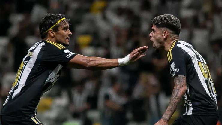 Rubens, ex-Atlético-MG (à direita), está no radar do Corinthians para 2026