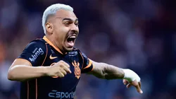 Matheuzinho volta a provocar o Palmeiras após temporada dos sonhos do Corinthians: "Se superou". Foto: Marcello Zambrana/AGIF