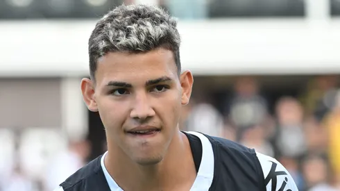 Deivid Washington, ex-jogador do Santos durante aquecimento antes da partida contra o Fluminense no estadio Vila Belmiro pelo campeonato Brasileiro A 2025. Foto: Jota Erre/AGIF