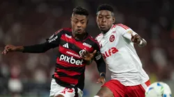 RJ - RIO DE JANEIRO - 13/08/2025 - COPA LIBERTADORES 2025, FLAMENGO X INTERNACIONAL - Bruno Henrique jogador do Flamengo disputa lance com Vitao jogador do Internacional durante partida no estadio Maracana pelo campeonato Copa Libertadores 2025. Foto: Jorge Rodrigues/AGIF