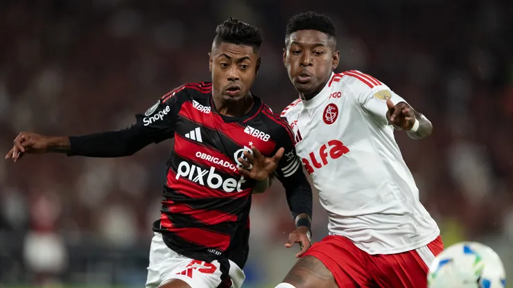 RJ - RIO DE JANEIRO - 13/08/2025 - COPA LIBERTADORES 2025, FLAMENGO X INTERNACIONAL - Bruno Henrique jogador do Flamengo disputa lance com Vitao jogador do Internacional durante partida no estadio Maracana pelo campeonato Copa Libertadores 2025. Foto: Jorge Rodrigues/AGIF