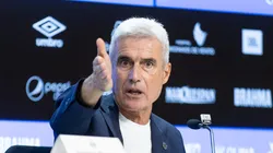 Luís Castro durante coletiva de apresentação