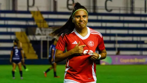Katrine, lateral do Internacional, em ação pelo clube gaúcho