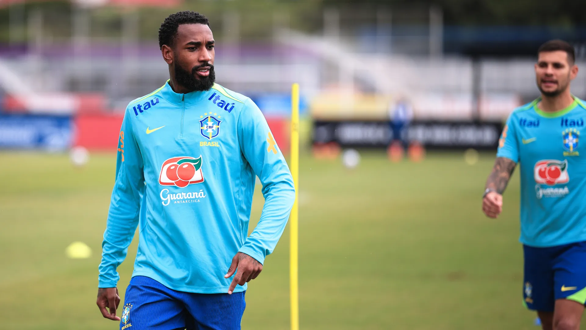 Gerson treinando com a Seleção Brasileira – Foto: Ettore Chiereguini/AGIF