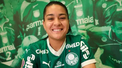 Brena, meia do Palmeiras, assina renovação de contrato com o clube