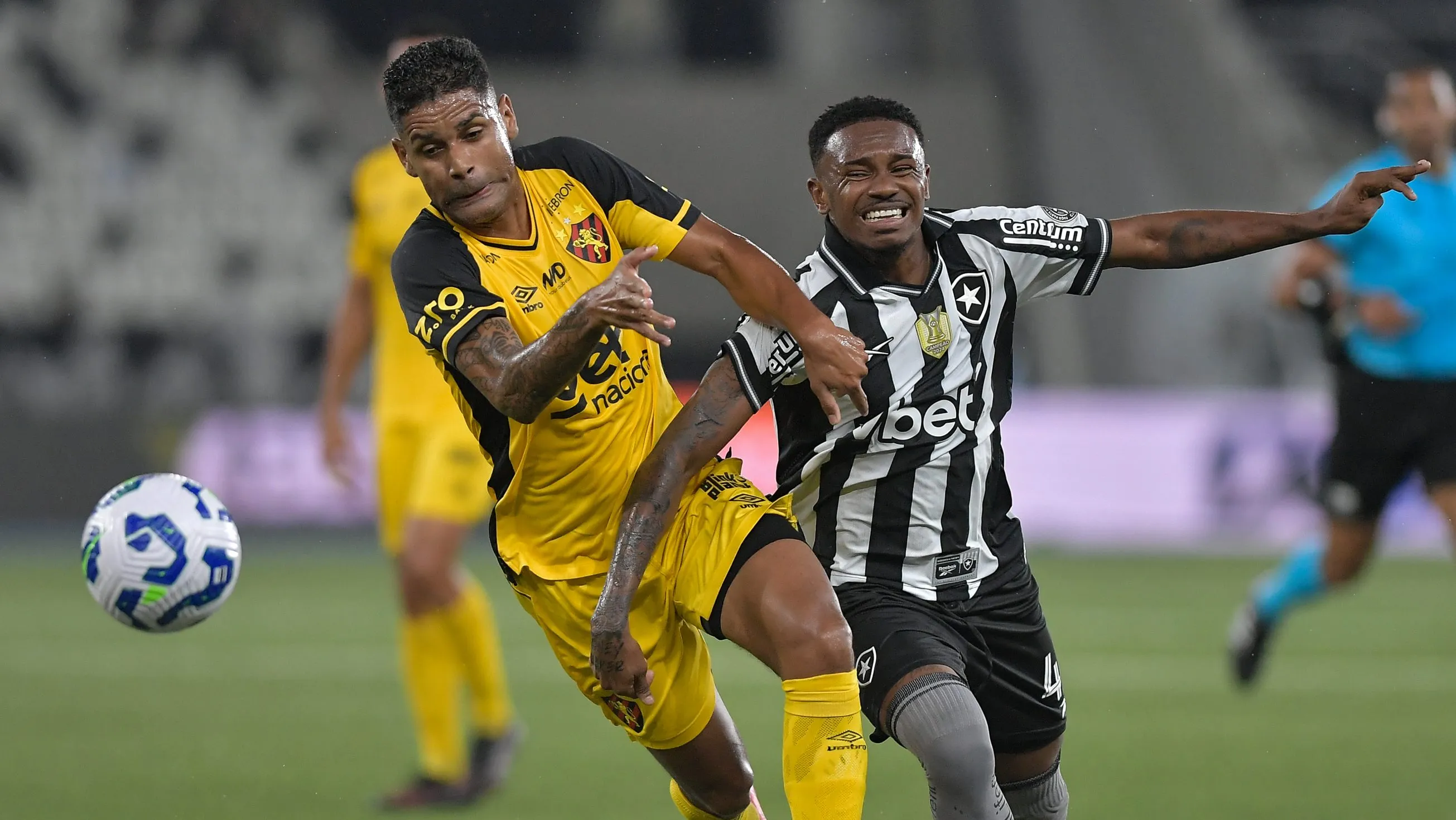 Jeffinho jogador do Botafogo durante partida contra o Sport no estadio Engenhao pelo campeonato Brasileiro A 2025. Foto: Thiago Ribeiro/AGIF