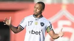 BA - SALVADOR - 09/11/2025 - BRASILEIRO A 2025, VITORIA X BOTAFOGO - Marlon Freitas jogador do Botafogo durante partida contra o Vitoria no estadio Barradao pelo campeonato Brasileiro A 2025. Foto: Jhony Pinho/AGIF