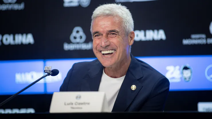 Com aval de Luís Castro, Grêmio inicia conversas para contratar Evertton Araújo, do Flamengo. Foto: Maxi Franzoi/AGIF
