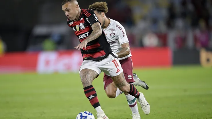 Everton Cebolinha, jogador do Flamengo, disputa lance com Guga jogador do Fluminense durante partida no estadio Maracana pelo campeonato Brasileiro A 2025. Foto: Alexandre Loureiro/AGIF