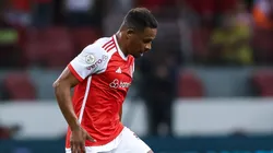 Fernando, volante do Inter em partida pelo campeonato brasileiro (Foto: Pedro H. Tesch/Getty Images)