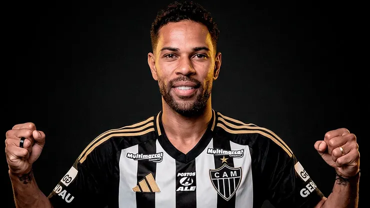 Renan Lodi já posou com a camisa do Atlético-MG. Foto: Divulgação/Atlético
