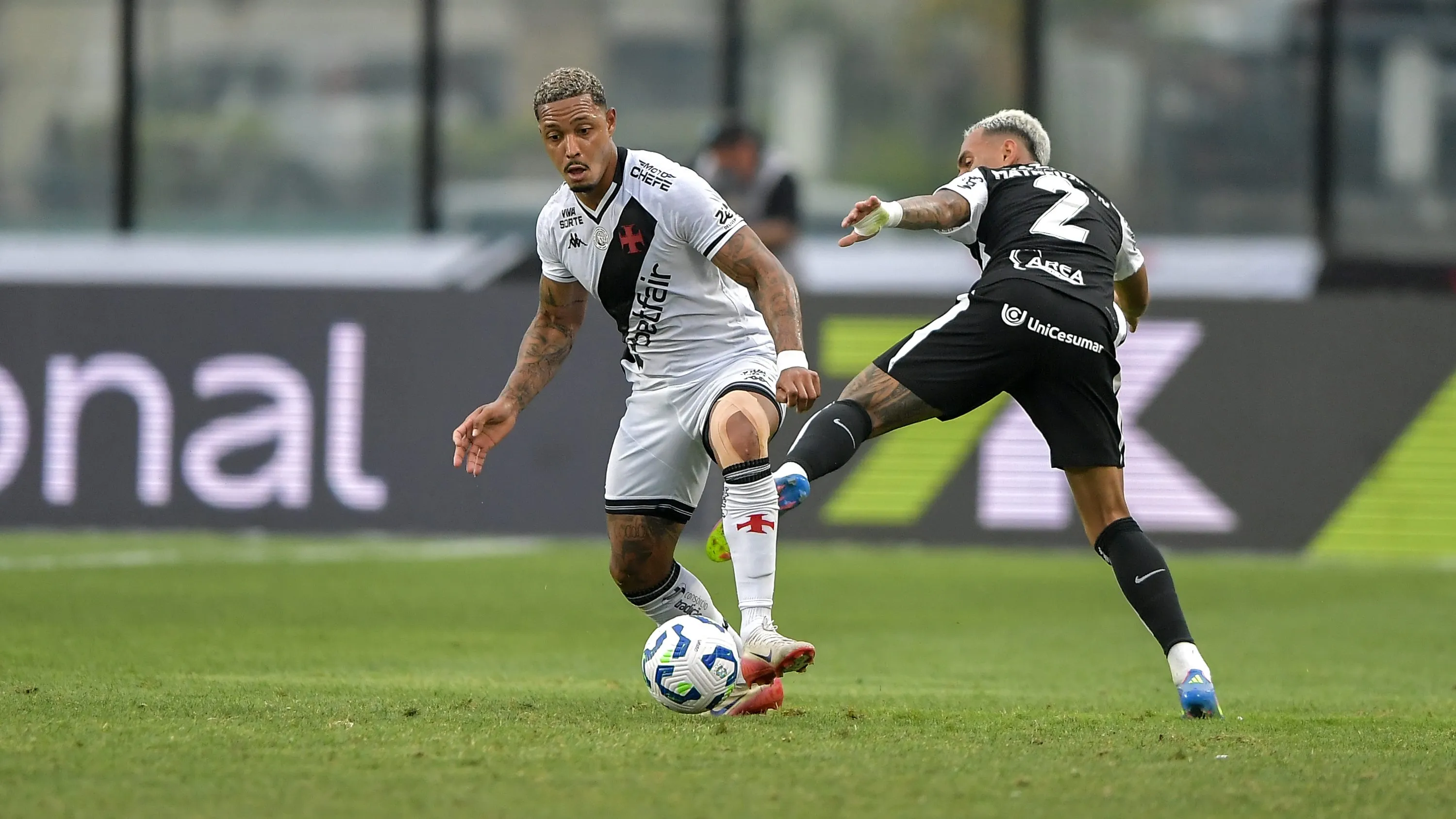 David jogador do Vasco disputa lance com Matheuzinho jogador do Corinthians durante partida no estadio Sao Januario pelo campeonato Brasileiro A 2025. Foto: Thiago Ribeiro/AGIF
