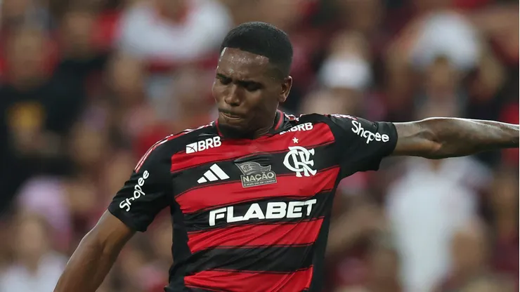 Evertton Araújo, volante do Flamengo em partida pelo campeonato brasileiro (Foto: Lucas Figueiredo/Getty Images)