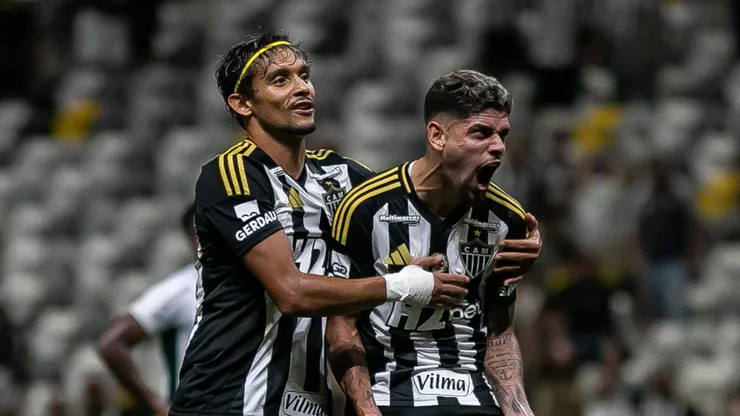 Rubens celebra gol ao lado de Gustavo Scarpa