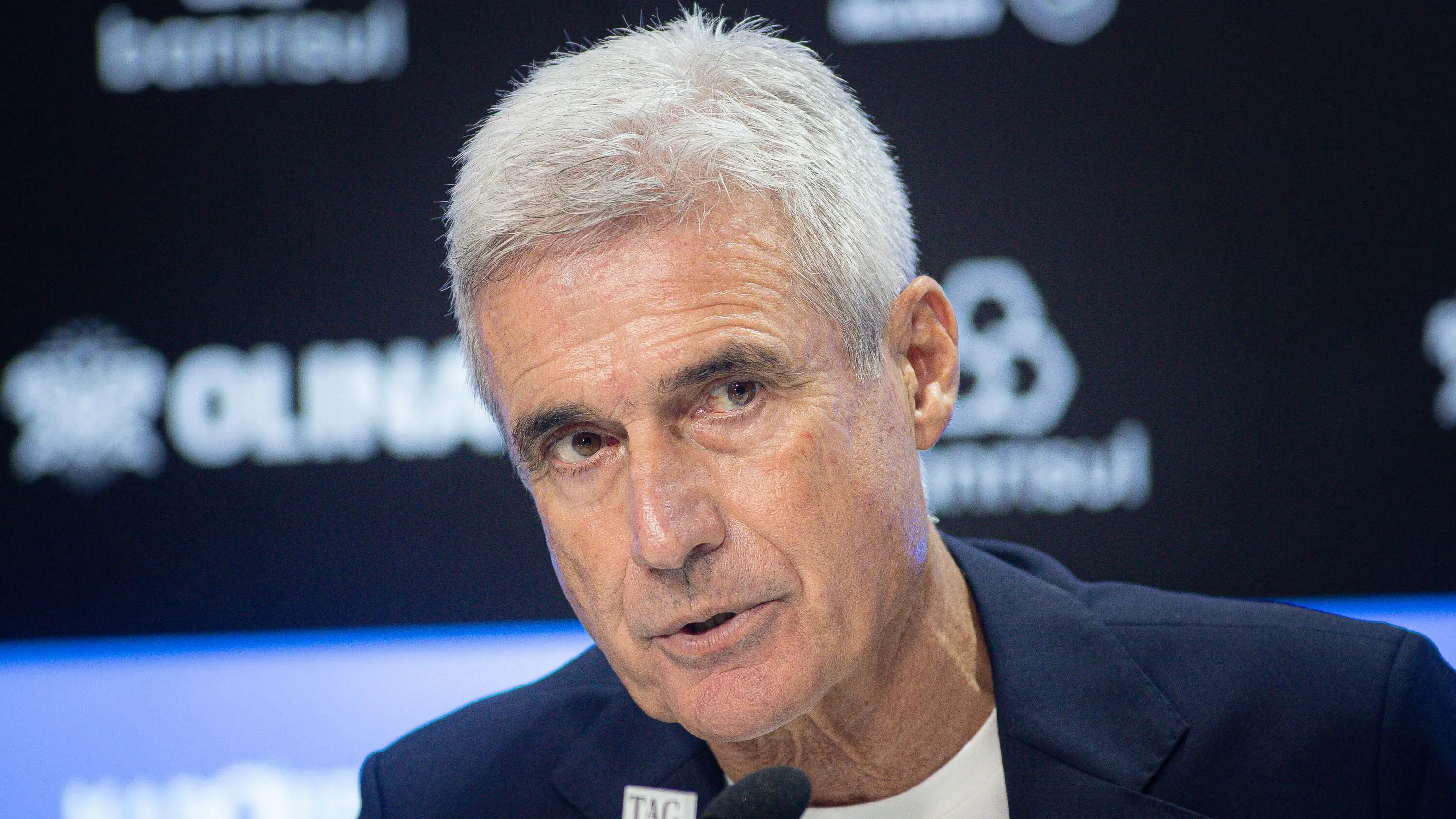 Luis Castro fala aos jornalista durante sua apresentacao oficial como técnico do Grêmio em coletiva de imprensa realizada no Arena do Gremio. Foto: Maxi Franzoi/AGIF