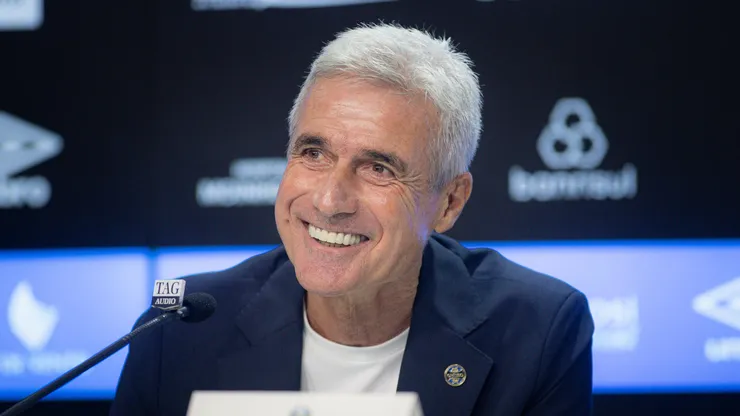 RS - PORTO ALEGRE - 22/12/2025 - GREMIO, APRESENTACAO DE LUIS CASTRO - Luis Castro fala aos jornalistas durante sua apresentacao oficial como tecnico do Gremio em coletiva de imprensa realizada no Arena do Gremio. Foto: Maxi Franzoi/AGIF