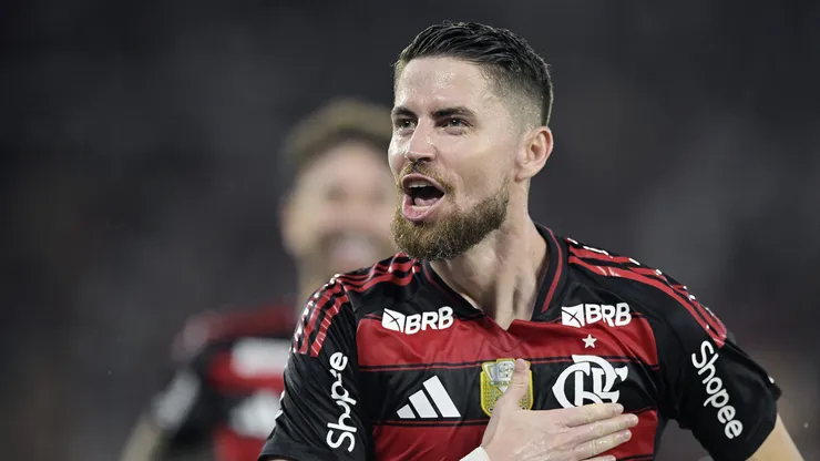 RJ - RIO DE JANEIRO - 22/11/2025 - BRASILEIRO A 2025, FLAMENGO X BRAGANTINO - Jorginho jogador do Flamengo comemora seu gol durante partida contra o Bragantino no estadio Maracana pelo campeonato Brasileiro A 2025. Foto: Alexandre Loureiro/AGIF