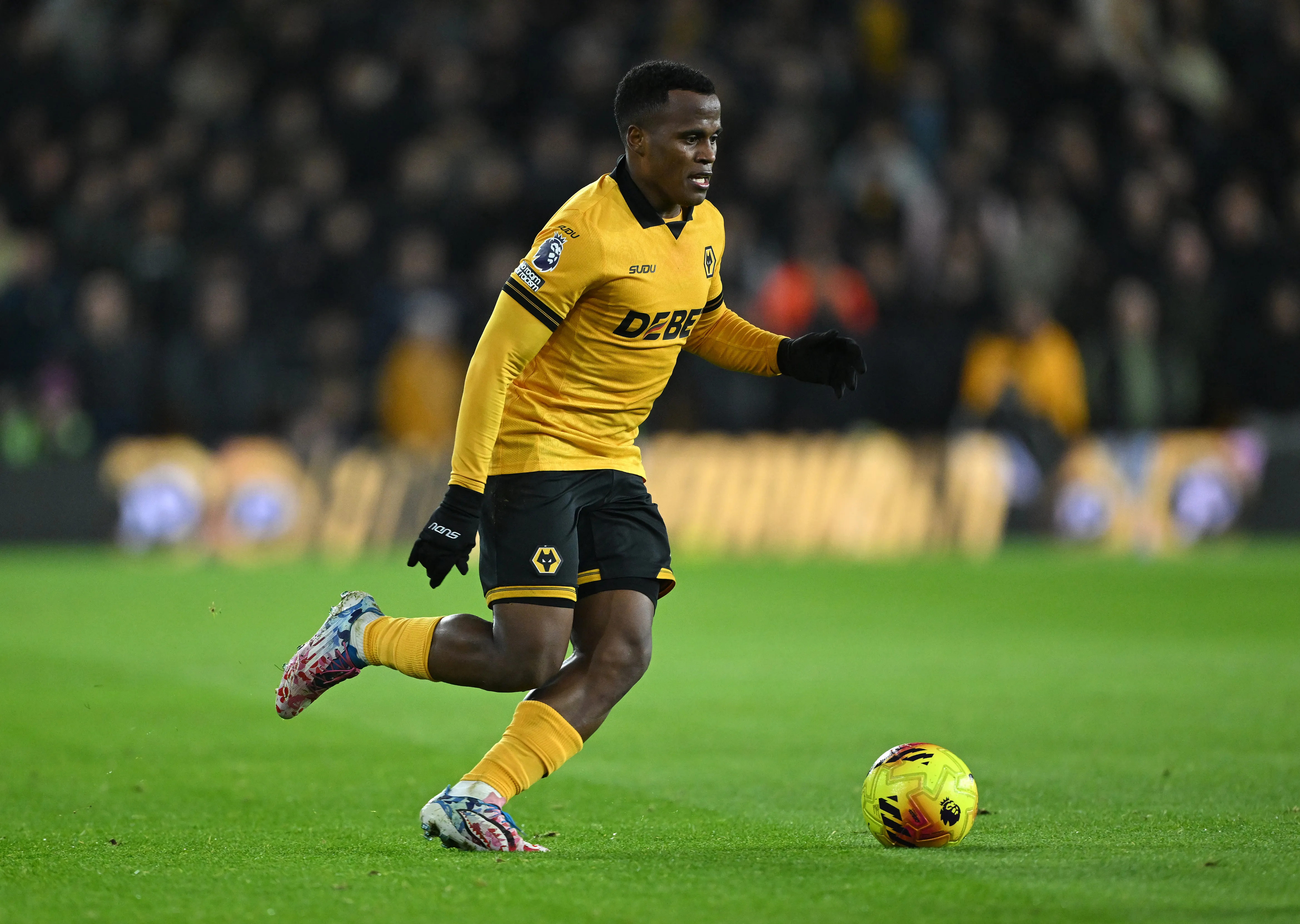 Arias vem tendo pouca minutagem e sendo reserva na Inglaterra. Foto: Shaun Botterill/Getty Images.