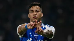 MG - BELO HORIZONTE - 04/05/2025 - BRASILEIRO A 2025, CRUZEIRO X FLAMENGO - Kaio Jorge jogador do Cruzeiro comemora seu gol durante partida contra o Flamengo no estadio Mineirao pelo campeonato Brasileiro A 2025.
