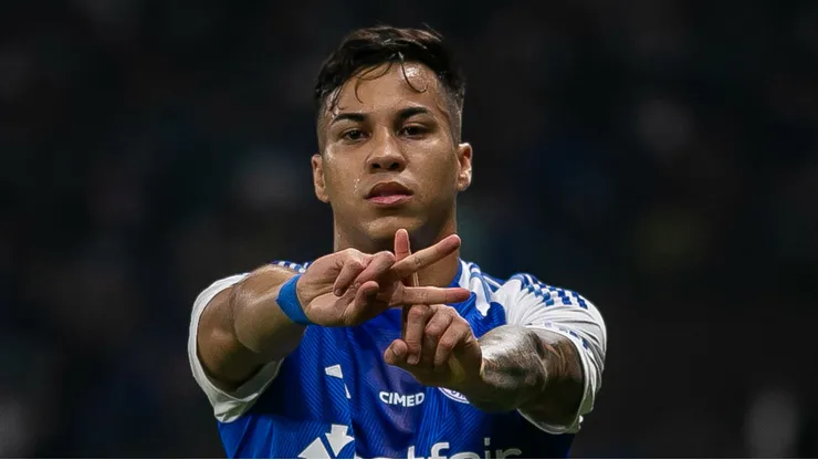 MG - BELO HORIZONTE - 04/05/2025 - BRASILEIRO A 2025, CRUZEIRO X FLAMENGO - Kaio Jorge jogador do Cruzeiro comemora seu gol durante partida contra o Flamengo no estadio Mineirao pelo campeonato Brasileiro A 2025.