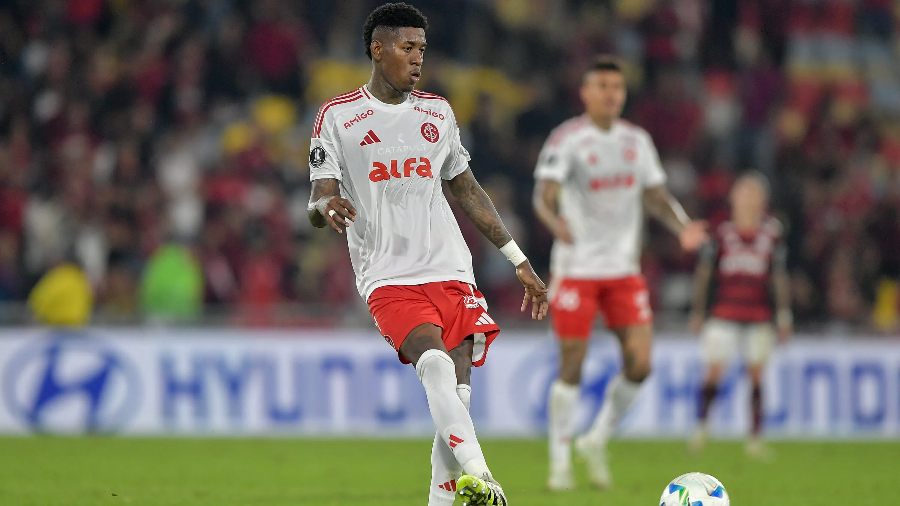 Vitão jogador do Flamengo durante partida contra o Internacional no estádio Maracanã pelo campeonato Copa Libertadores 2025. Foto: Thiago Ribeiro/AGIF