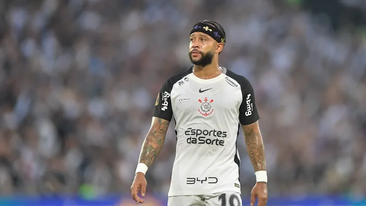 RJ - RIO DE JANEIRO - 21/12/2025 - COPA DO BRASIL 2025, VASCO X CORINTHIANS - Memphis Depay jogador do Corinthians durante partida contra o Vasco no estadio Maracana pelo campeonato Copa Do Brasil 2025. Foto: Thiago Ribeiro/AGIF