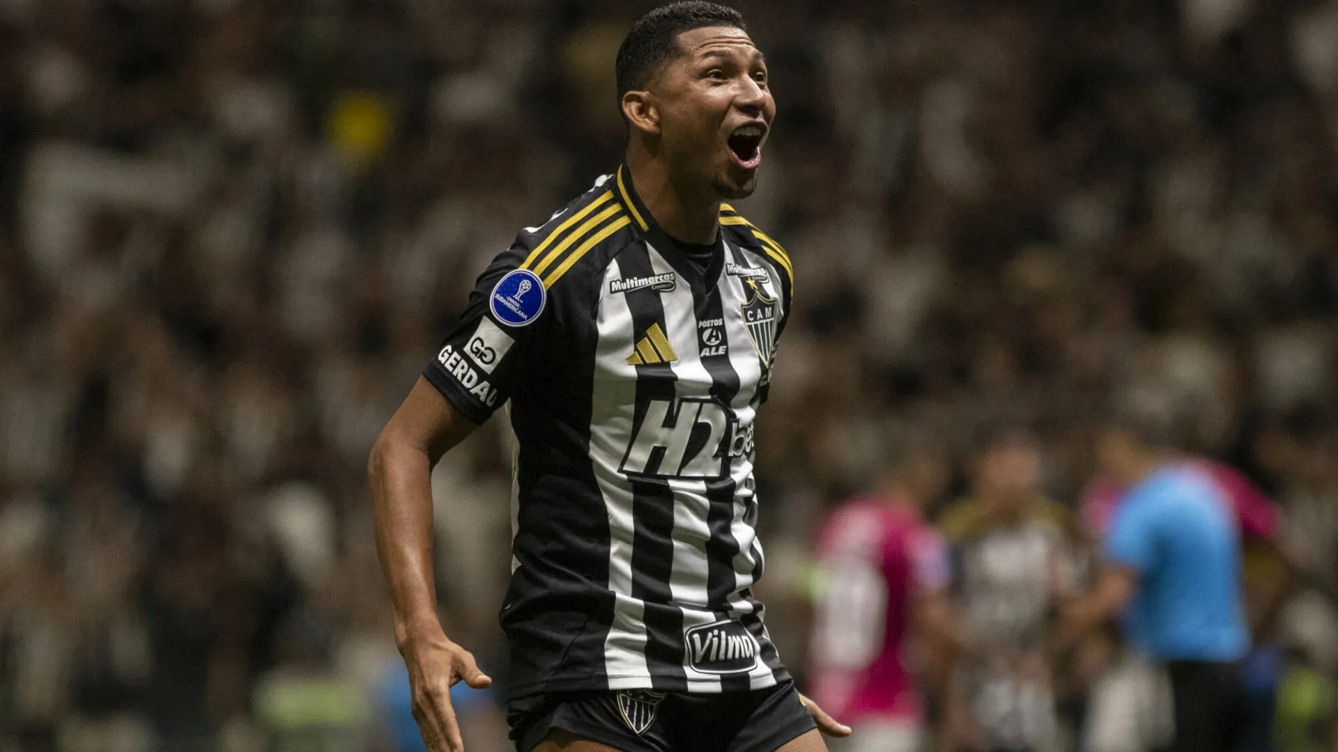 Rony comemorando pelo Atlético-MG – Foto: Fernando Moreno/AGIF