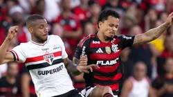 RJ - RIO DE JANEIRO - 12/07/2025 - BRASILEIRO A 2025, FLAMENGO X SAO PAULO - Allan jogador do Flamengo disputa lance com Andre Silva jogador do Sao Paulo durante partida no estadio Maracana pelo campeonato Brasileiro A 2025.
