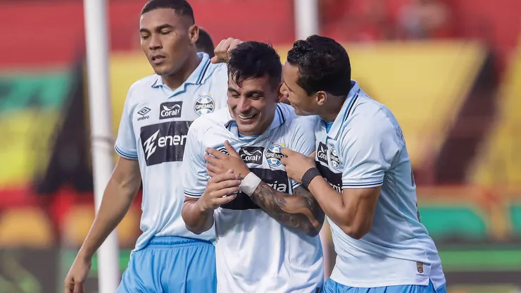 PE - RECIFE - 07/12/2025 - BRASILEIRO A 2025, SPORT X GREMIO - Cristaldo jogador do Gremio comemora seu gol durante partida contra o Sport no estadio Ilha do Retiro pelo campeonato Brasileiro A 2025. Foto: Rafael Vieira/AGIF