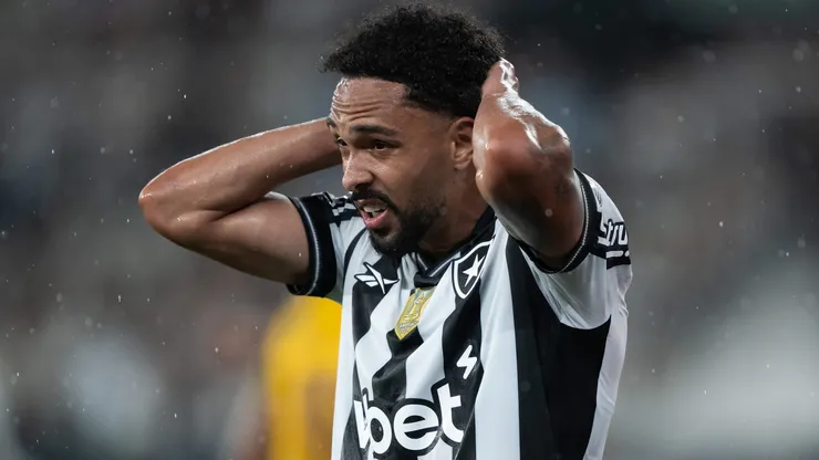 Vitinho, jogador do Botafogo, lamenta durante partida contra o Sport no estádio Engenhão pelo campeonato Brasileiro A 2025.