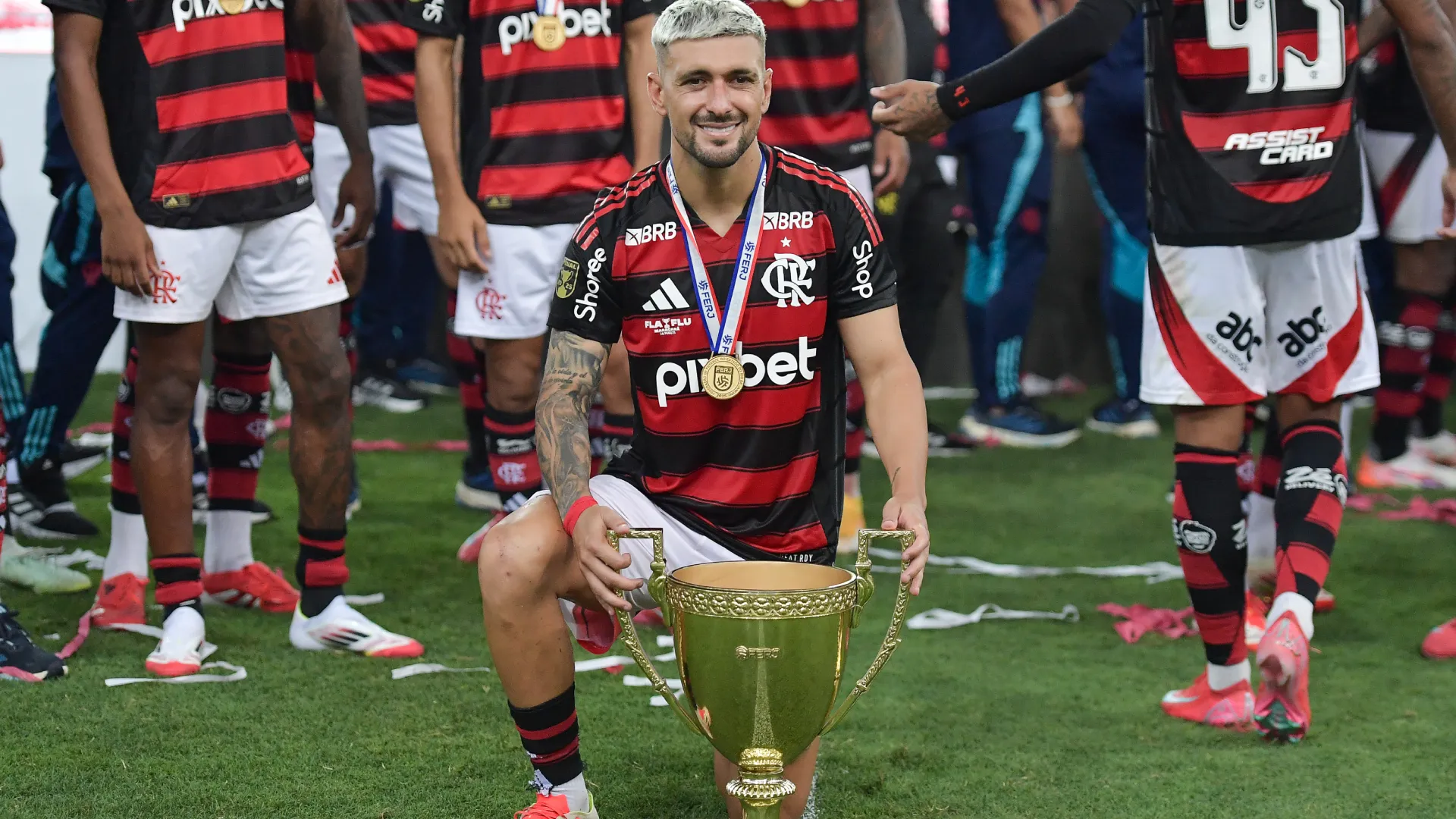 Arrascaeta com a taça do Cariocão 2025 no Maracanã – Foto: Thiago Ribeiro/AGIF